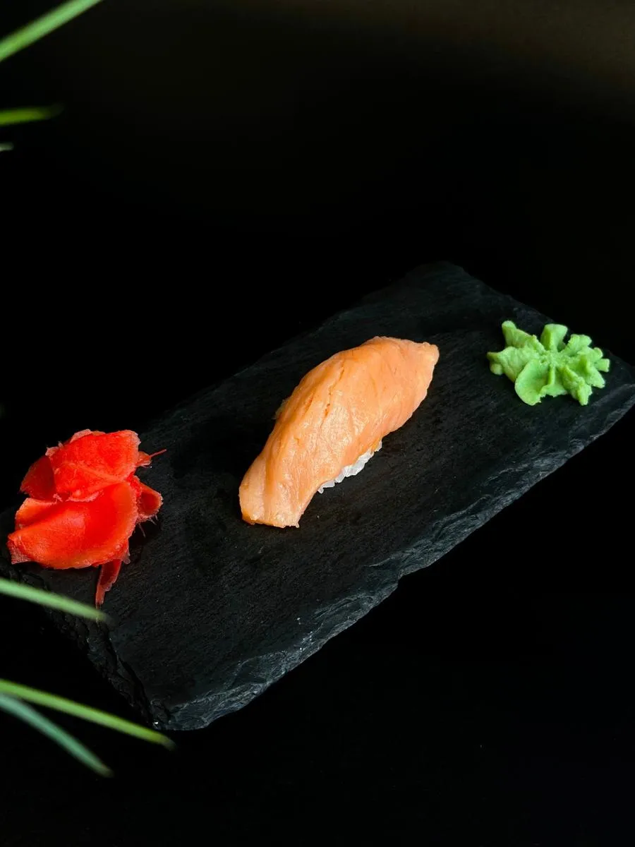 Суши с копченым лососем