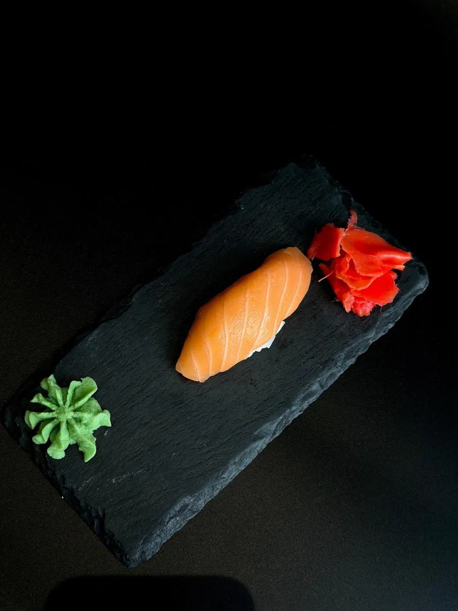 Суши с лососем